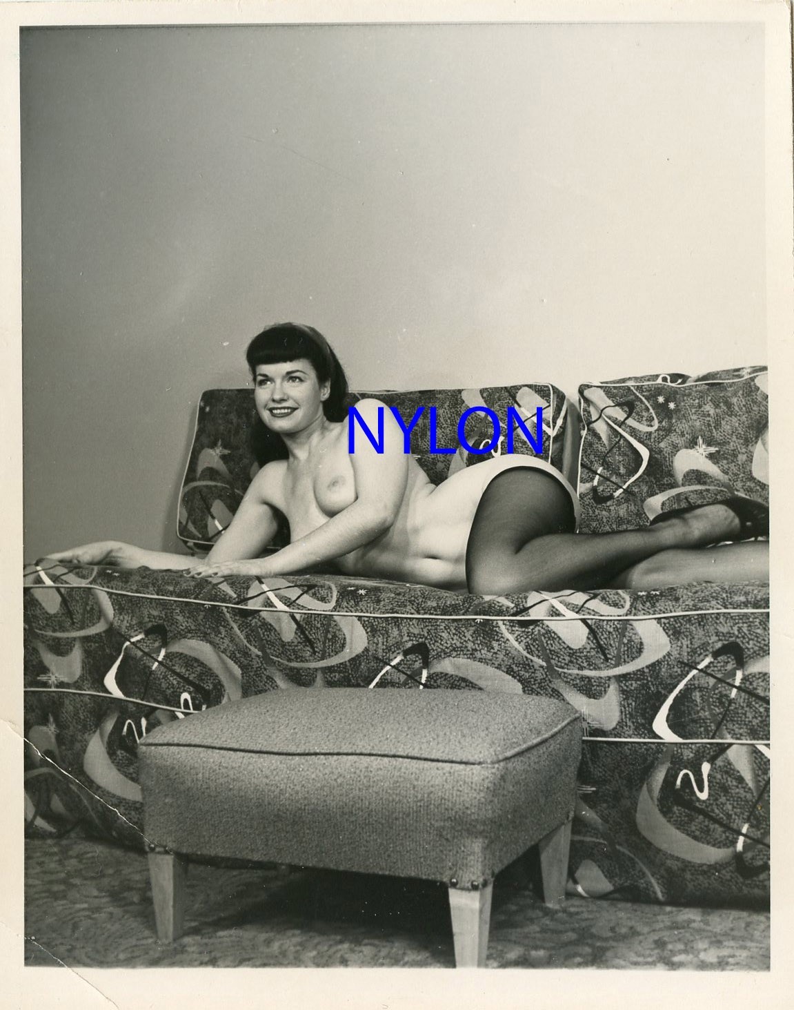 RARE BETTIE PAGE ON THE ATOMIC COUCH VINTAGE 1950\'s 5 x 4 PHOTOGRAPH