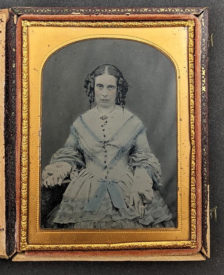 VICTORIAN AMBROTYPE QUARTER PLATE SEATED LADY c1860's