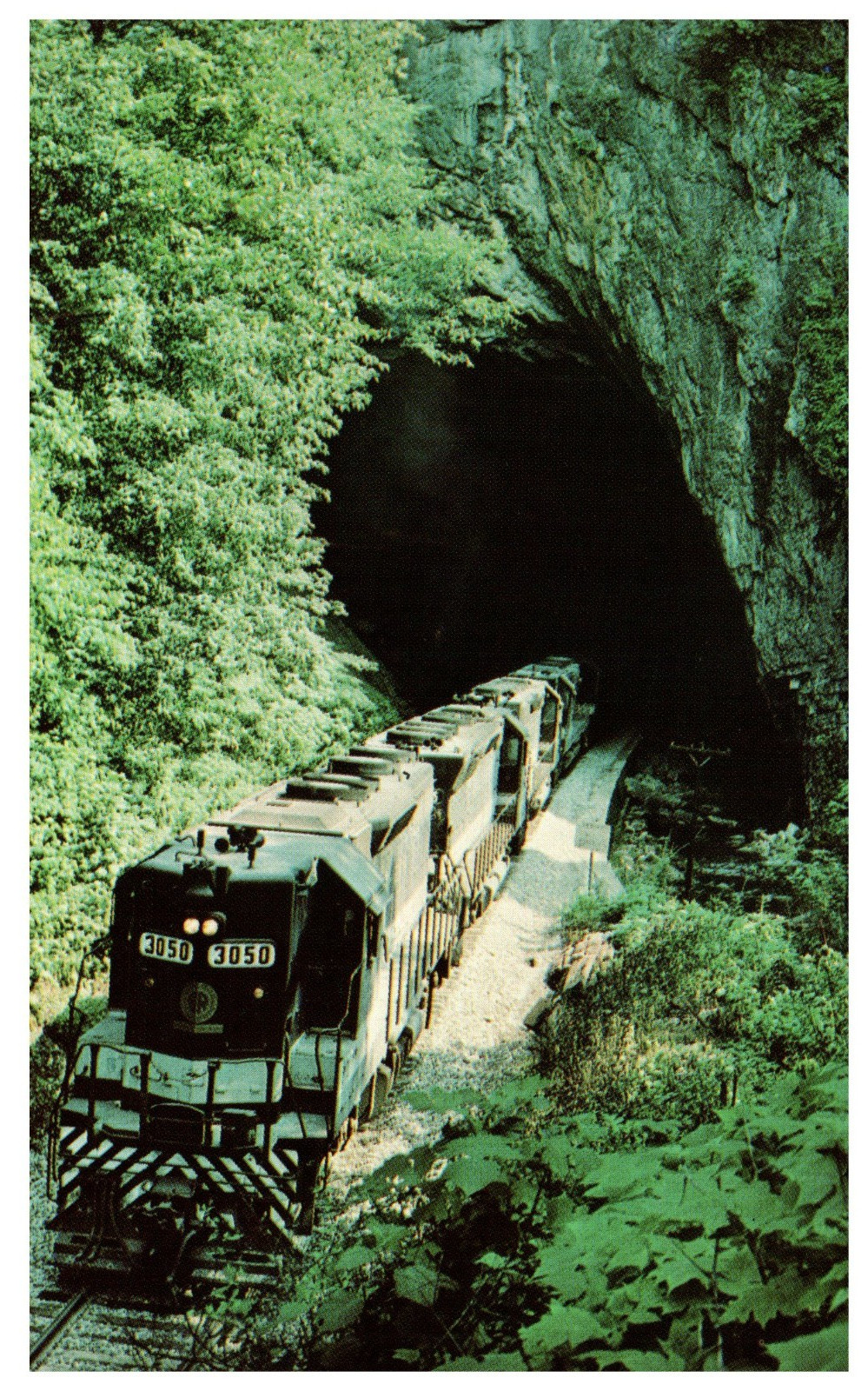 C1970S SOUTHERN RAILWAY FREIGHT TRAIN NATURAL TUNNEL VIRGINIA POSTCARD P8328