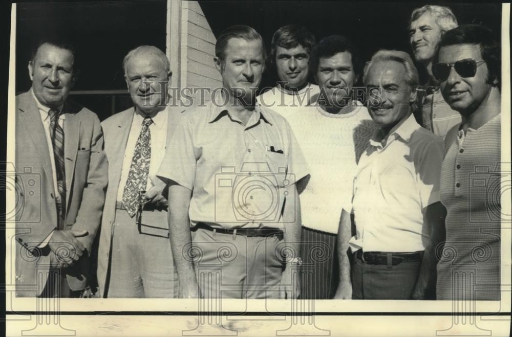 1972 Press Photo League presidents, ball players, negotiators gather for Photo