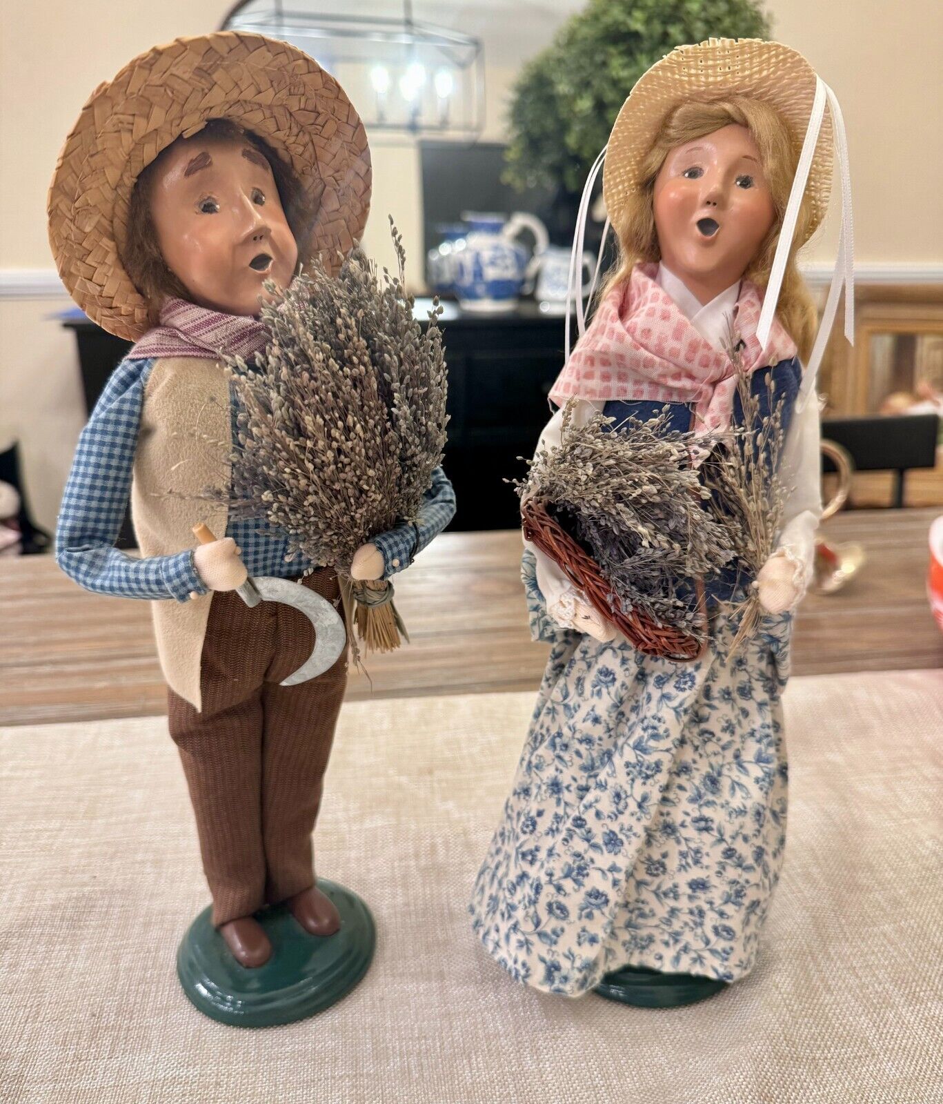 2002 Byers Choice Carolers Man & Woman Selling Lavender RETIRED Cries of London