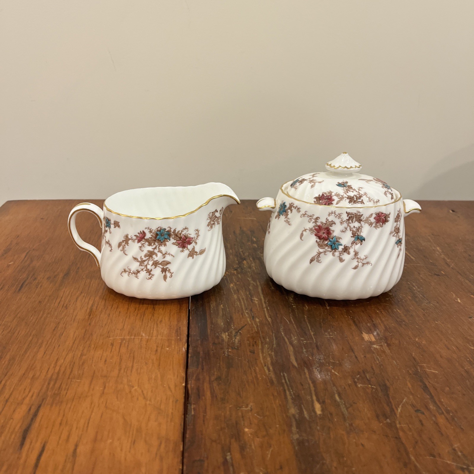 Minton Bone China Ancestral Sugar Bowl with Lid And Creamer, Perfect Condition Minton Bone China Ancestral Sugar Bowl with Lid And Creamer, Perfect Condition