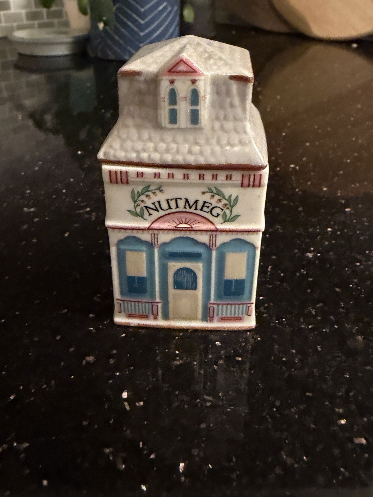 VINTAGE 1989 LENOX SPICE VILLAGE PORCELAIN HOUSE NUTMEG JAR 3”