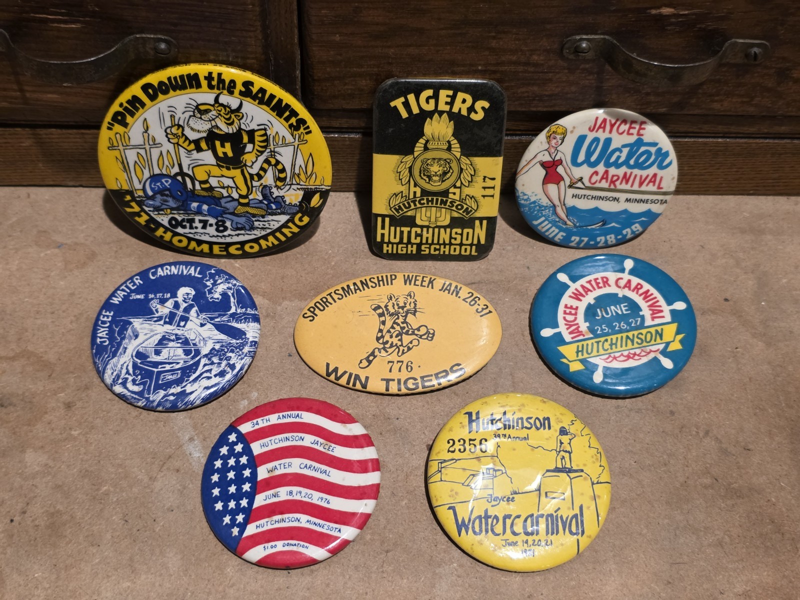 🔥 Vintage HUTCHINSON MINNESOTA Pin-back Buttons HOME COMING ~ WATER CARNIVAL
