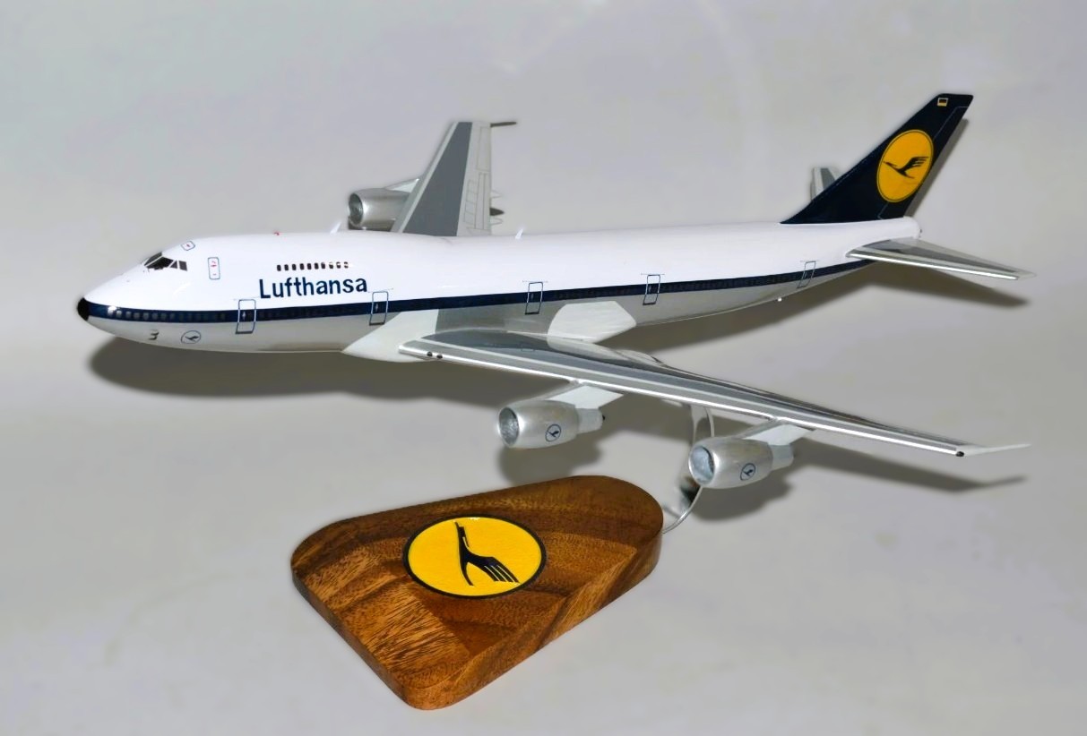 Lufthansa Boeing 747-200 Old Color Desk Top Display Jet Model 1/144 SC Airplane