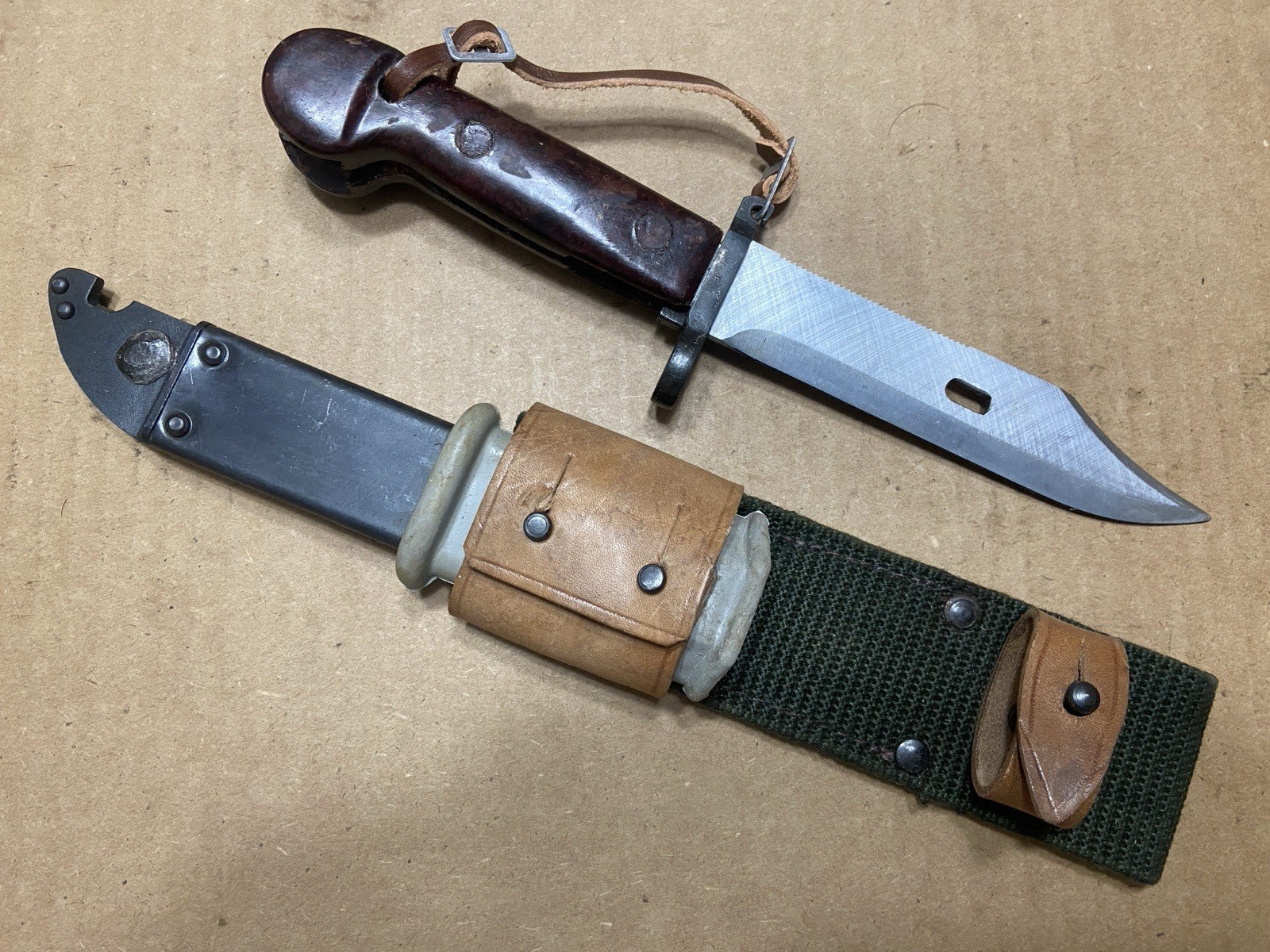 Vintage Romanian Rifle Knife Bayonet w/ Scabbard & Frog w/ wire cutter Unissued