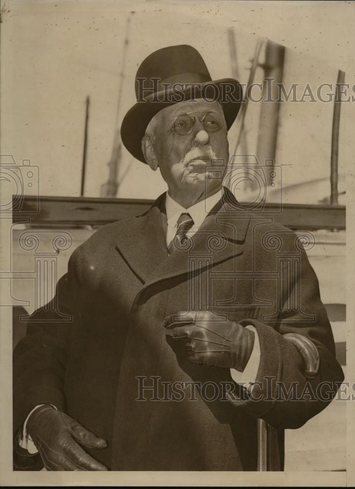 1938 Press Photo Samuel Insull Irritated by Cameramen Tells Them No More