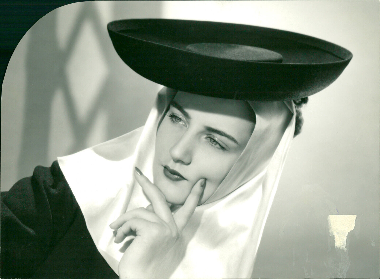 Women's fashion, headgear 1939 - Vintage Photograph 2598788