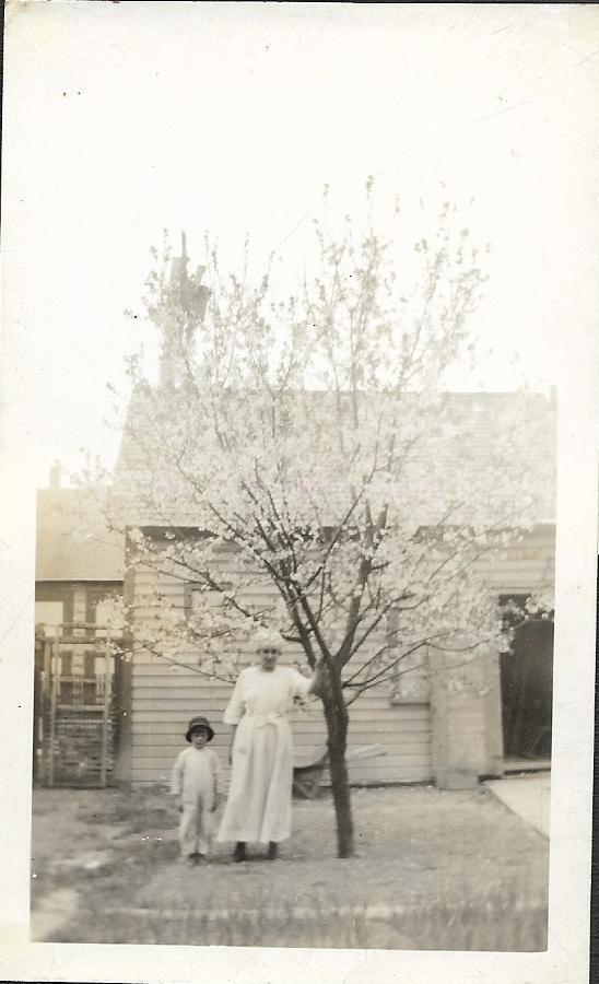 SMALL FOUND FAMILY PHOTO Black And White Snapshot 210 54 Y
