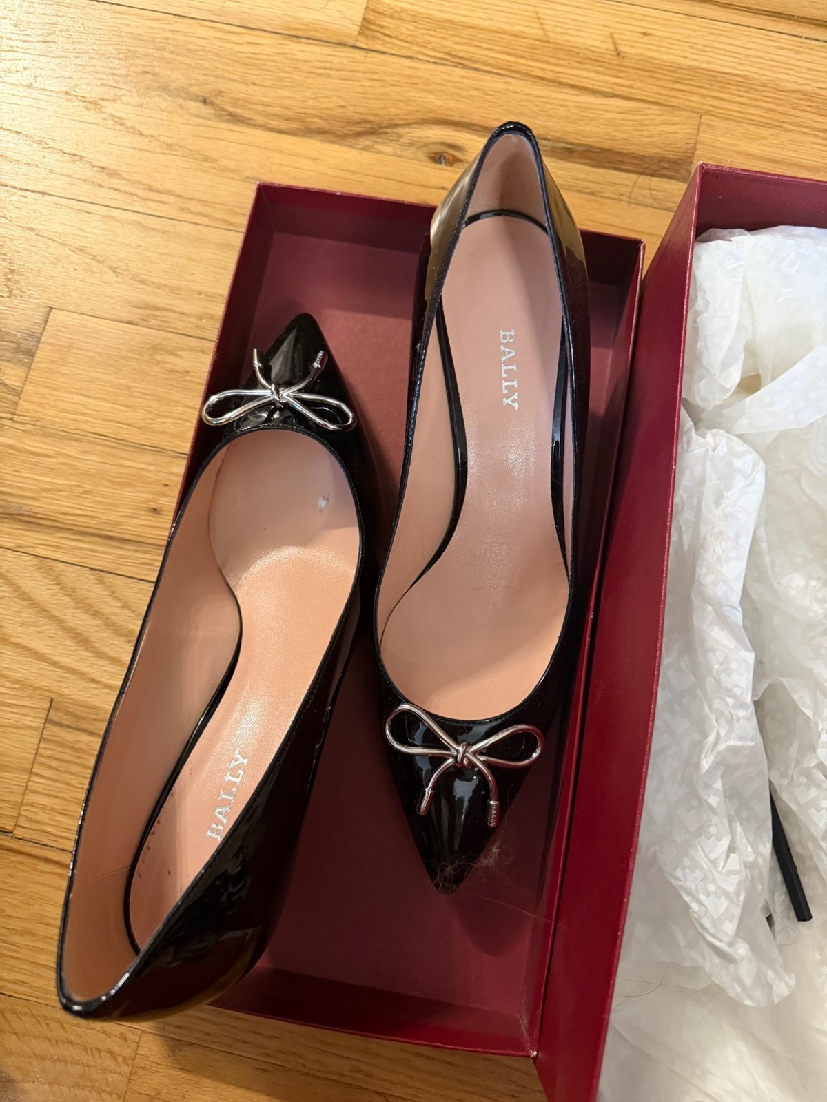 Bally Black Patent Leather Bow Pumps IT 39 Excellent Condition in Box