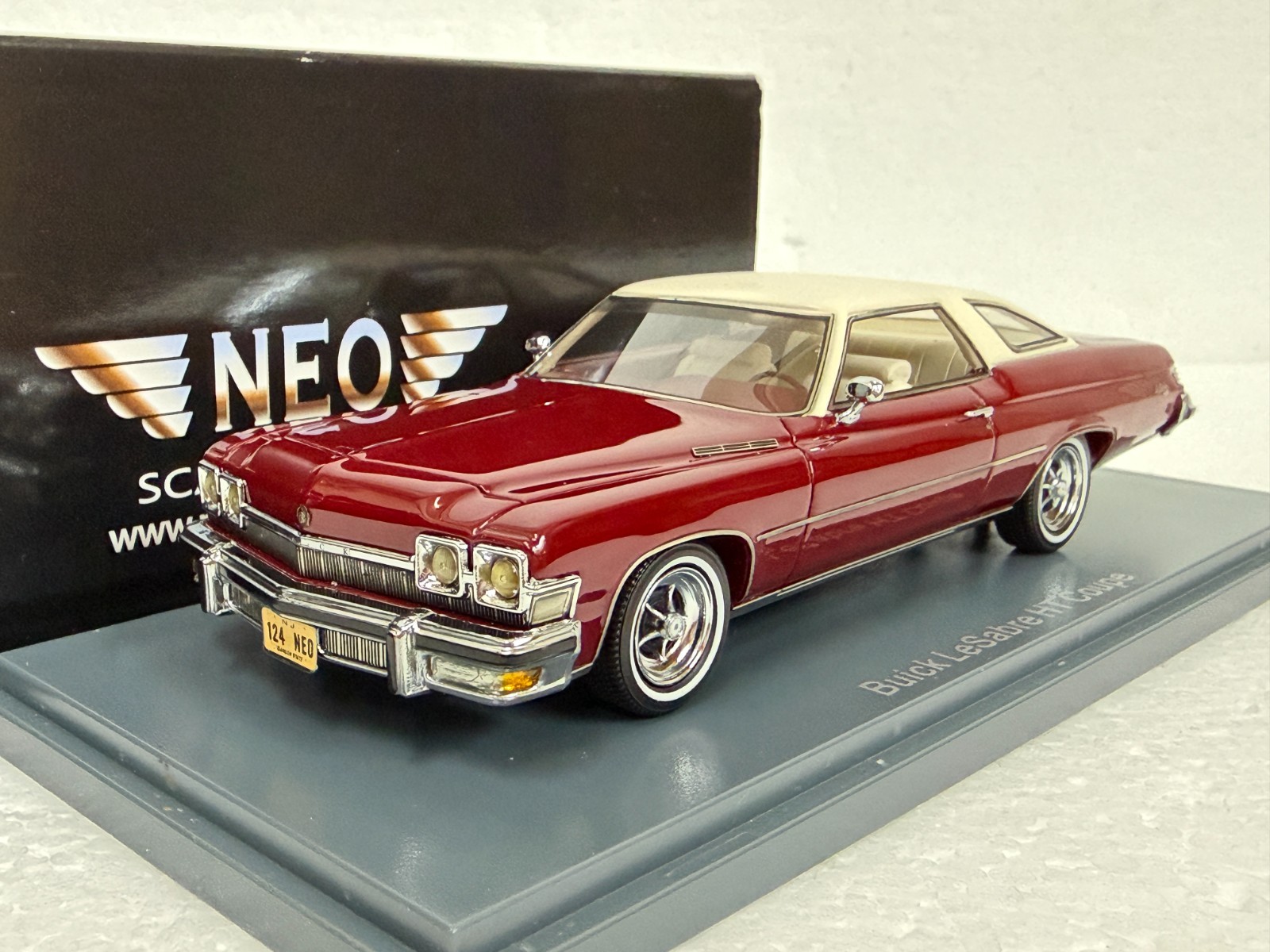 Neo Scale Models 44124 Buick LeSabre HT Coupe resin 1/43 scale model car