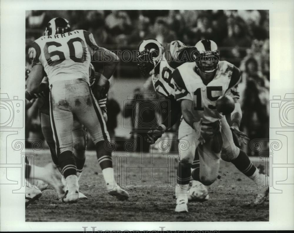 1983 Press Photo Los Angeles Rams Vince Ferragamo against Los Angeles Falcons
