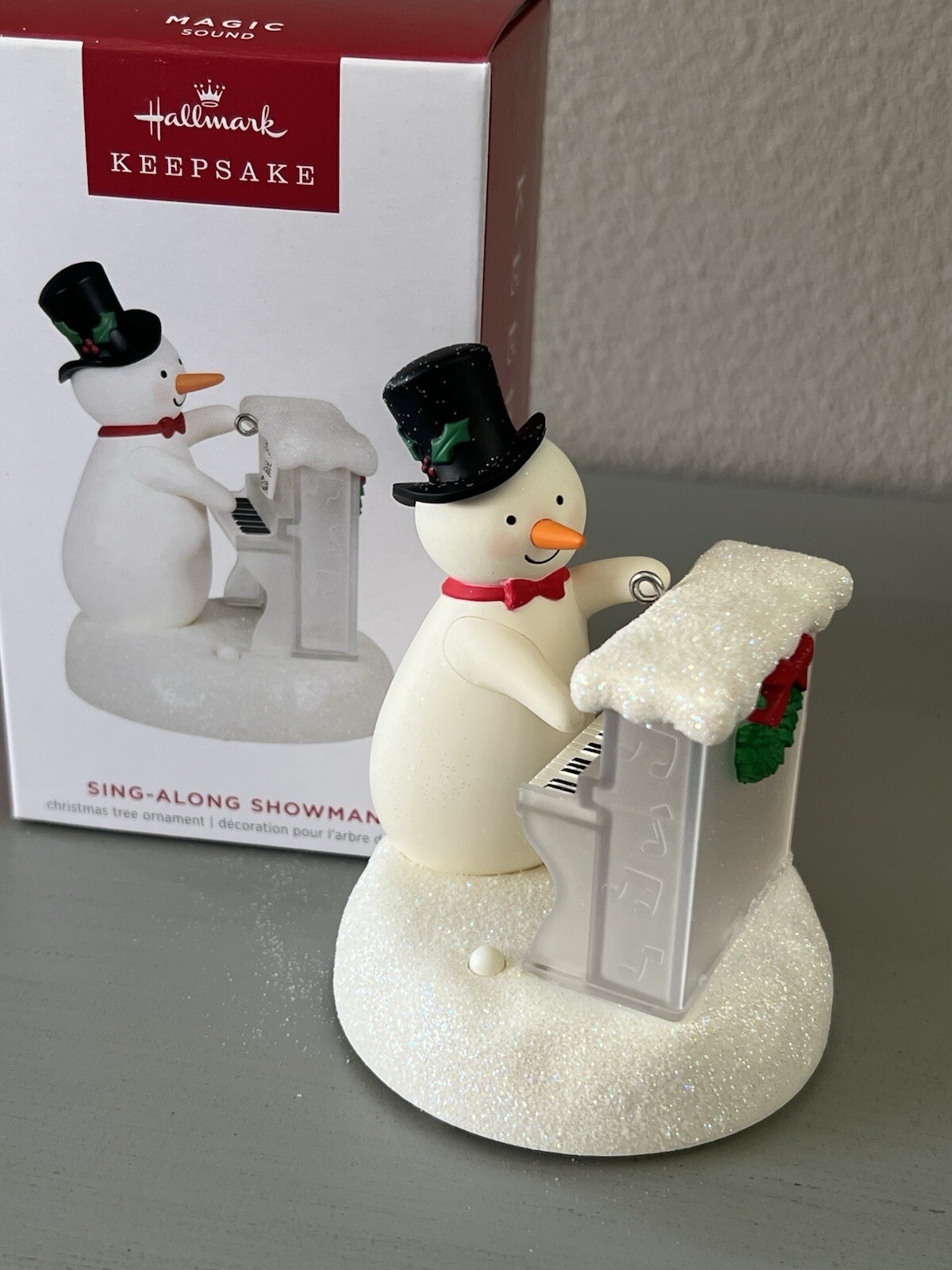 HALLMARK 2023  SING-ALONG SHOWMAN SNOWMAN CHRISTMAS MUSICAL ORNAMENT