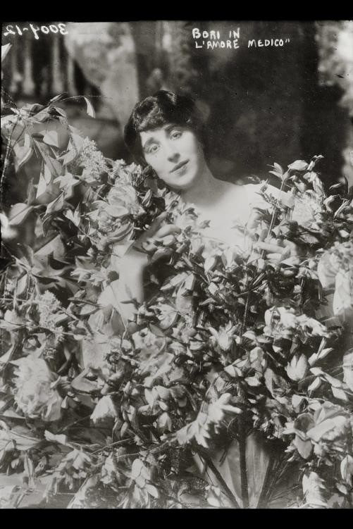 Photo:Lucrezia Bori 1910s L'Amore Medico Opera Portrait