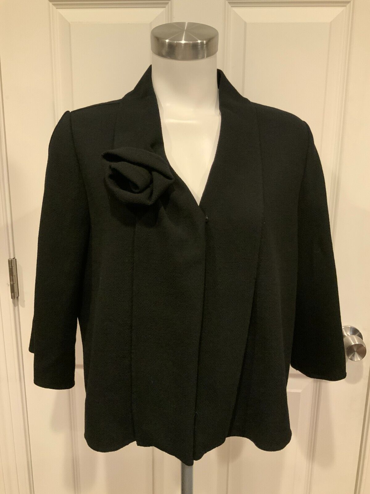 Oscar De La Renta Black Cropped Wool Crepe Jacket W/ Rosette, Size 12 (US)