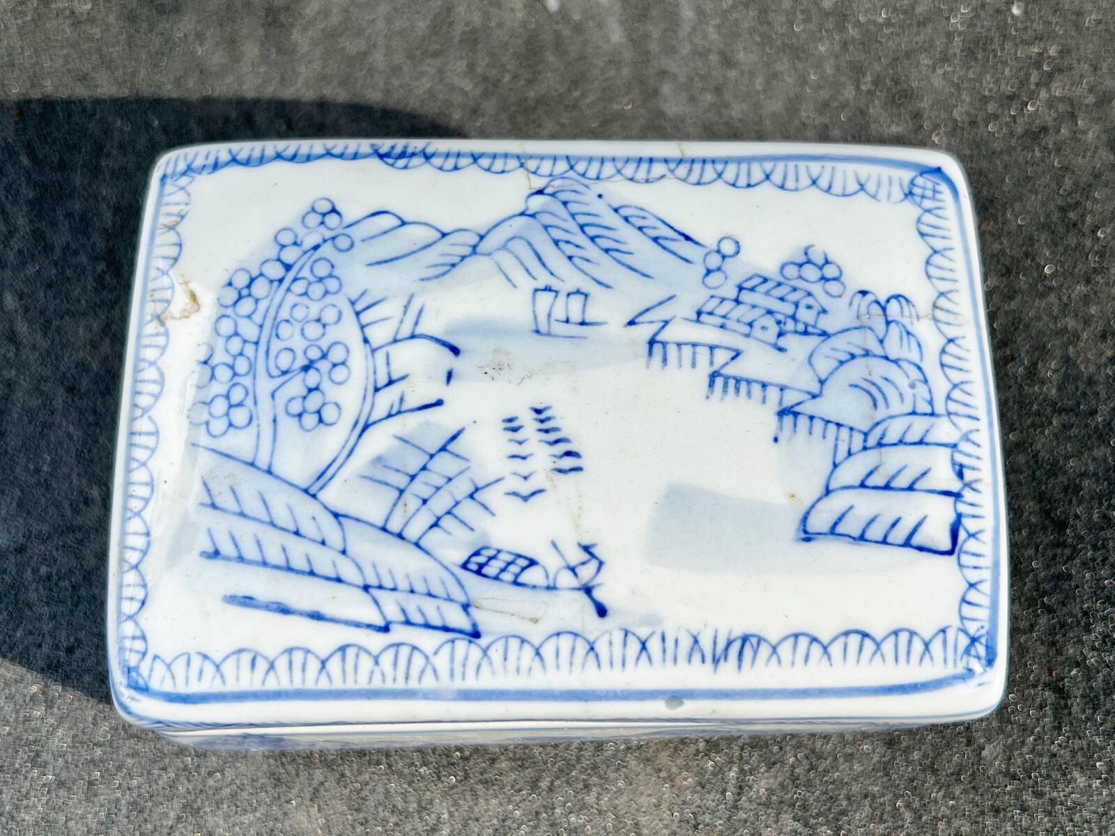 VINATGE PORCELAIN TRINKET / PERFUME BOX VANITY JEWELLERY BLUE WHITE