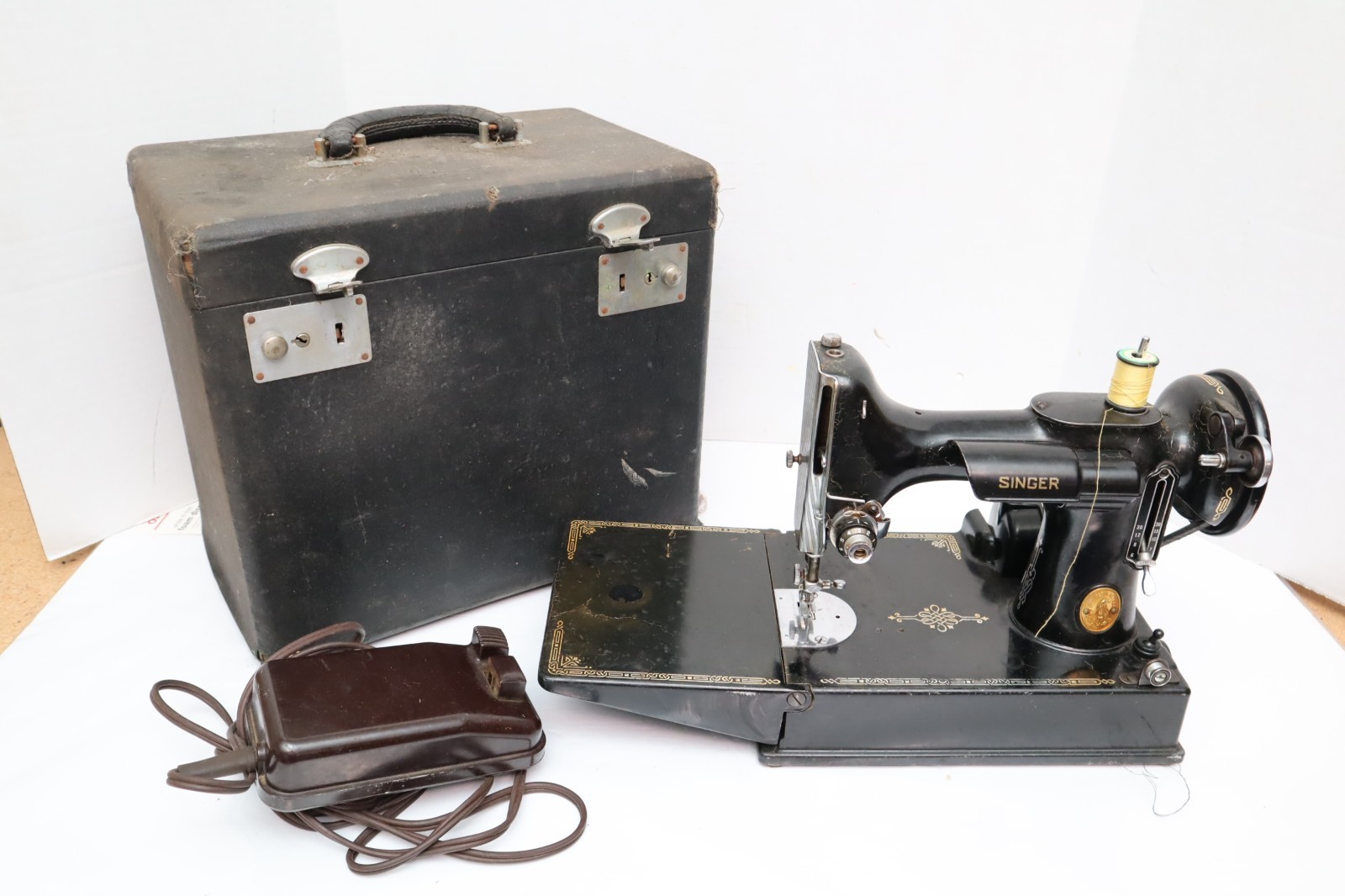 Vintage 1948 Singer Featherweight Sewing Machine 221 W/Case & Peddle Antique-