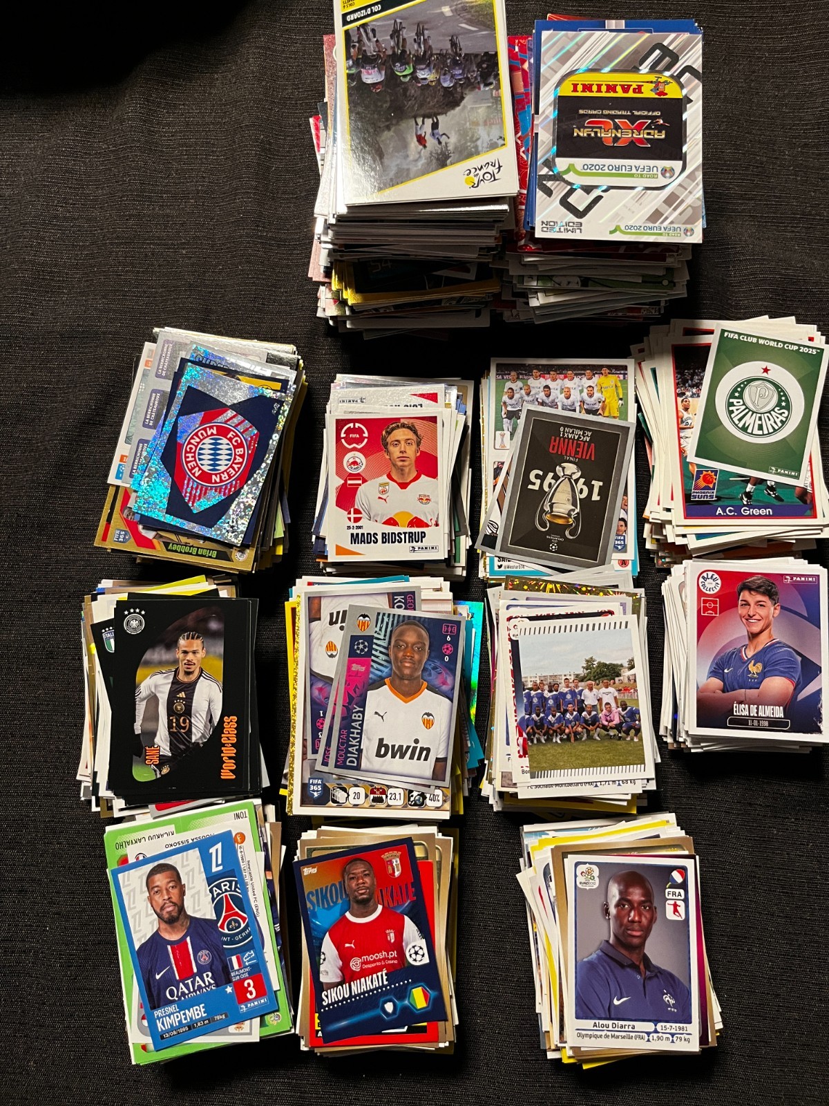 HUGE LOT 2100 STICKERS STICKERS + 450 PANINI TOPPS COLLECTOR CARDS