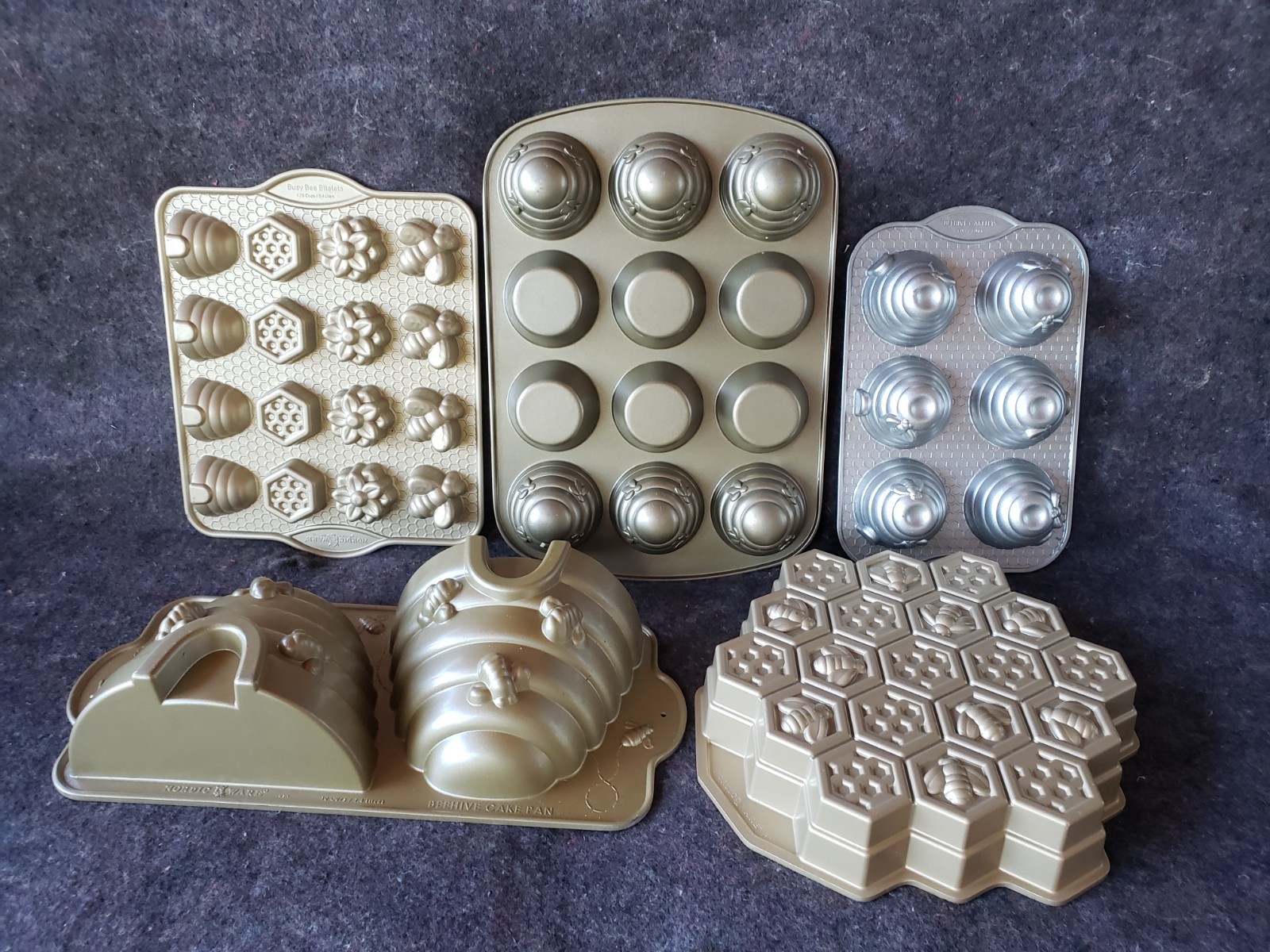 5 pieces of beehive bake pans, nordicware  Busy Bee Bitelets, Beehive Cakelets,