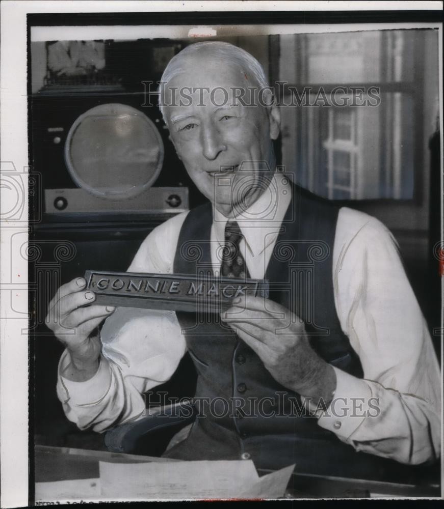 1954 Press Photo Baseball's old timer Connie Mack at his office - nes38241