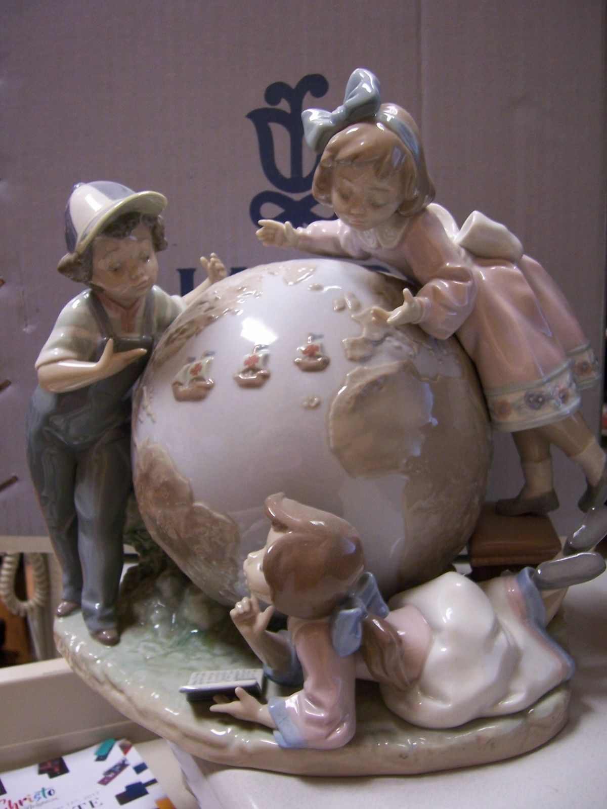 LLADRO CHILDREN WITH GLOBE, ADORABLE CHRISTMAS GIFT $1295