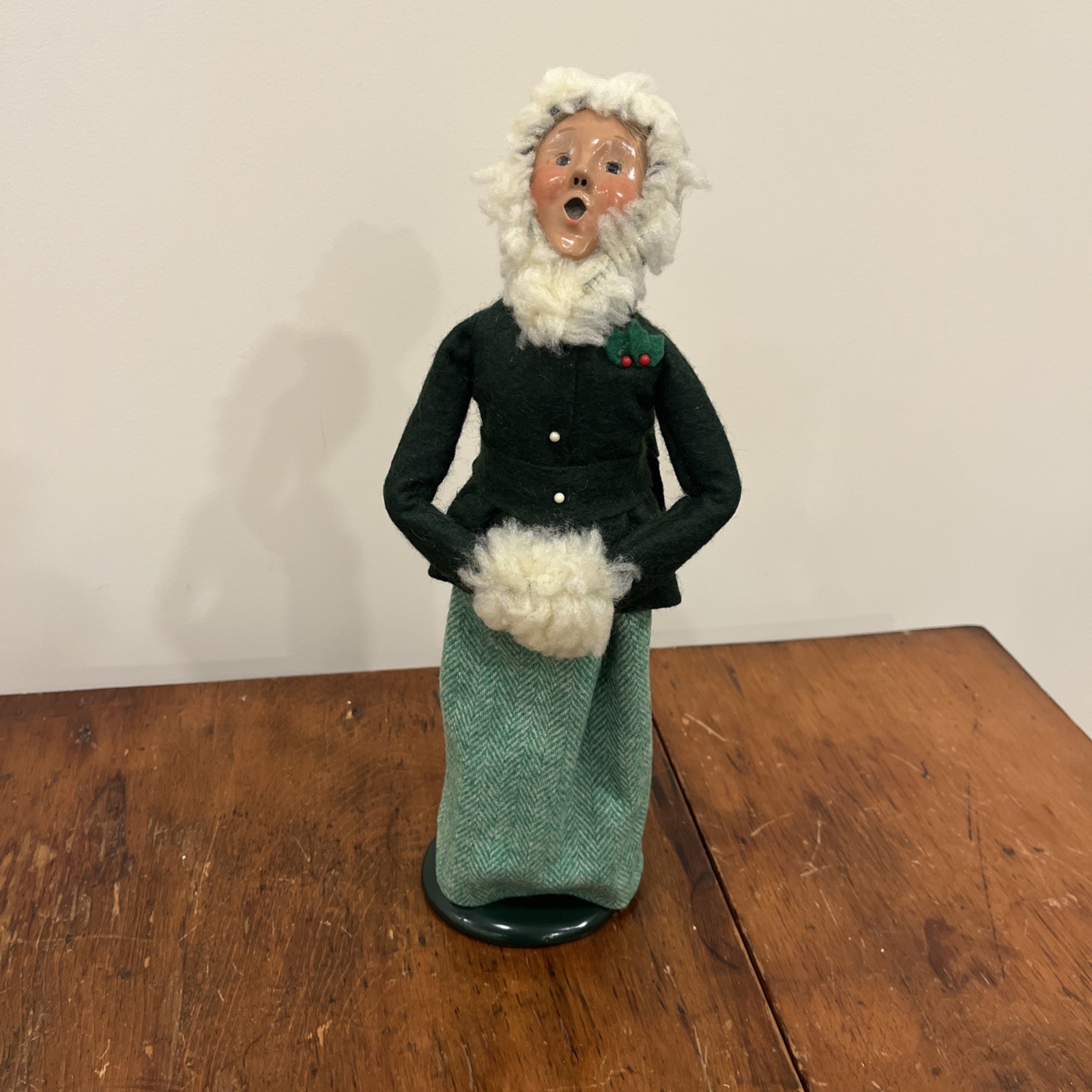 1989 BYERS CHOICE CHRISTMAS CAROLER Woman Green Herringbone Dress, Fleece Muff 1989 BYERS CHOICE CHRISTMAS CAROLER Woman Green Herringbone Dress, Fleece Muff