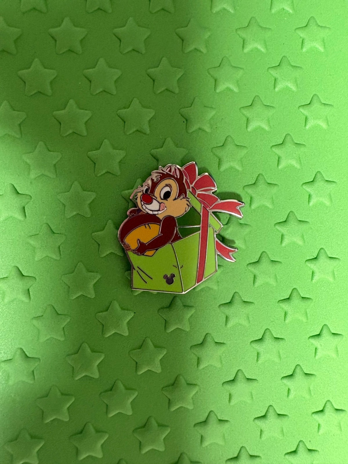 2026 Disneyland Hidden Mickey Mystery Green Pouch Wave A Dale Christmas Chaser