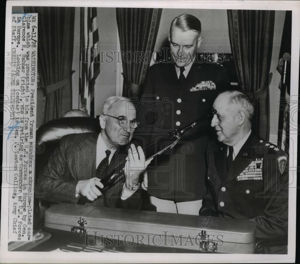 1950 Press Photo President Truman Examines Chromium-Plated Carbine - nee95525
