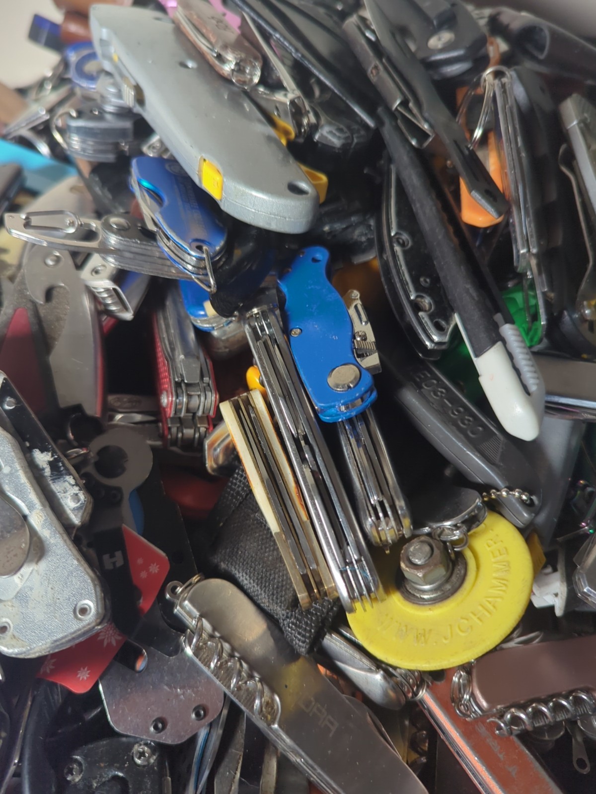 5 Pounds Of TSA Confiscated Pocket Knives, Multi Tools, & Utility knives 