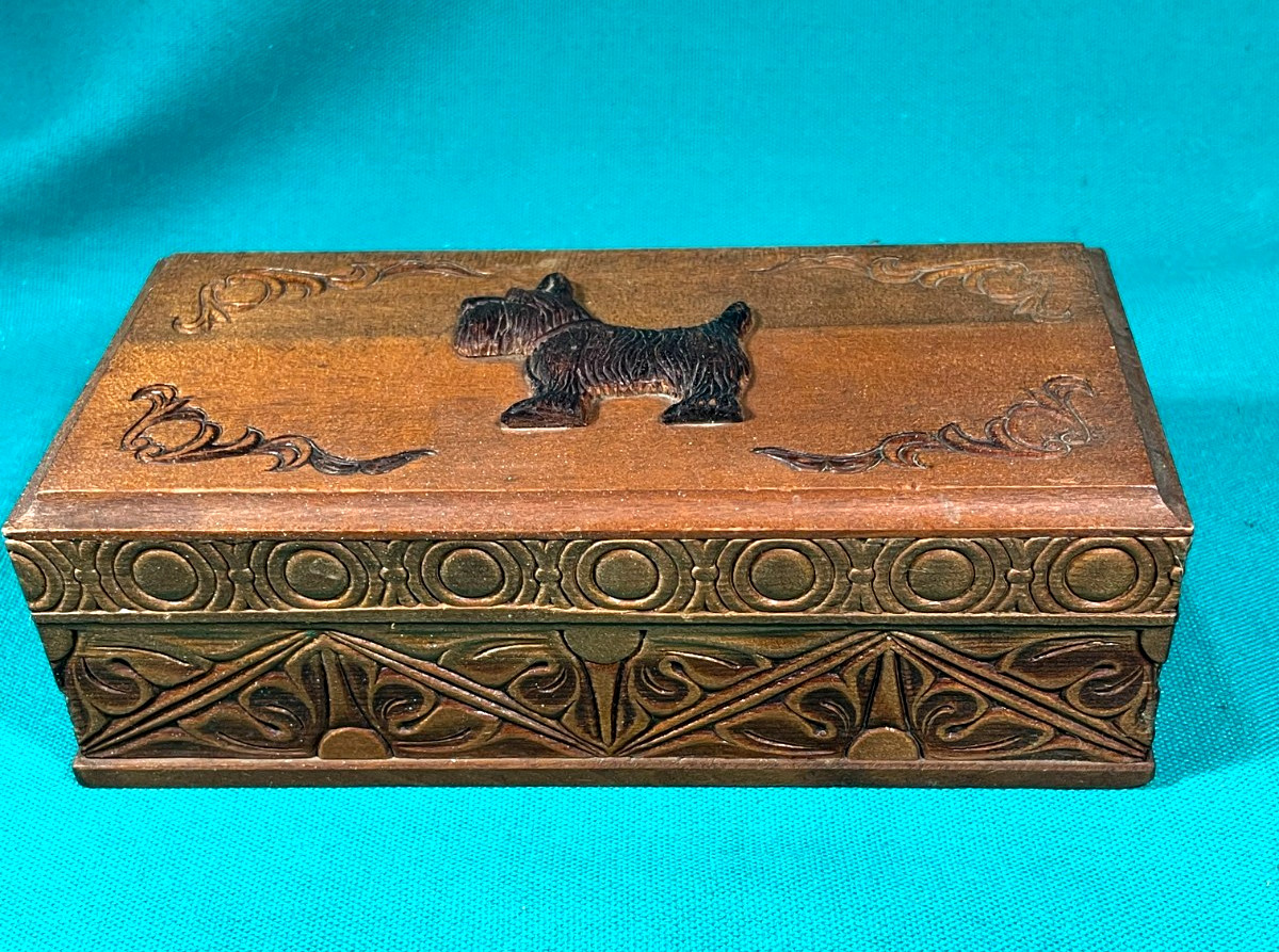 Vintage CARVED WOOD SCOTTIE DESIGN TRINKET OR JEWELRY BOX