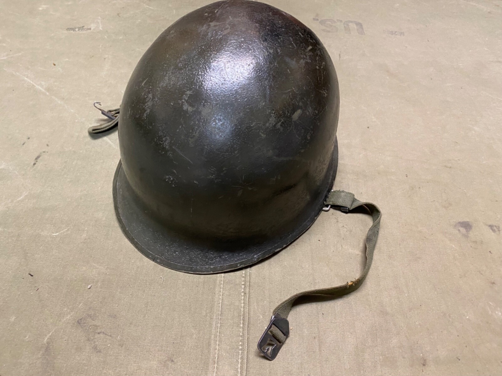 ORIGINAL WWII US ARMY AIRBORNE PARATROOPER M1C HELMET SHELL, FRONT SEAM ORIGINAL WWII US ARMY AIRBORNE PARATROOPER M1C HELMET SHELL, FRONT SEAM