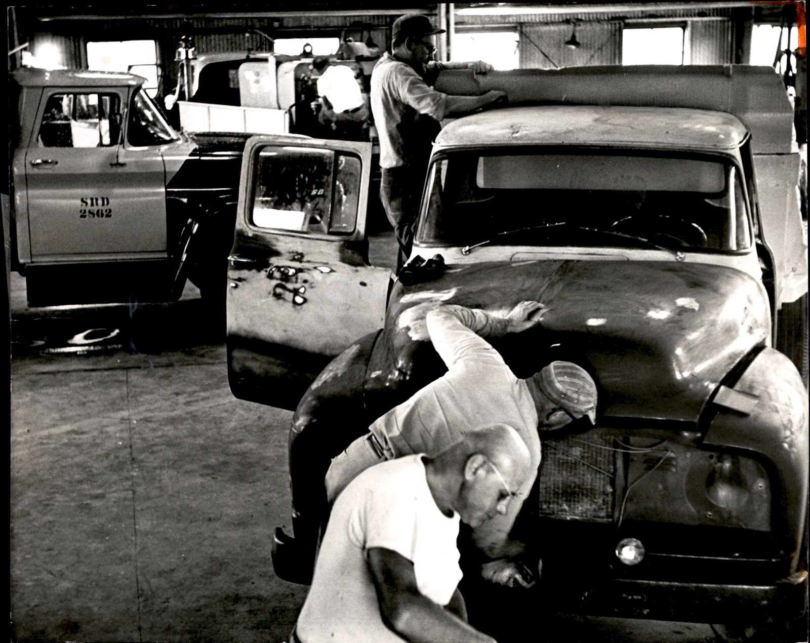 LG106 1961 Orig Bob East Photo DADE COUNTY BODY SHOP MECHANICS CLEAN SRD TRUCKS