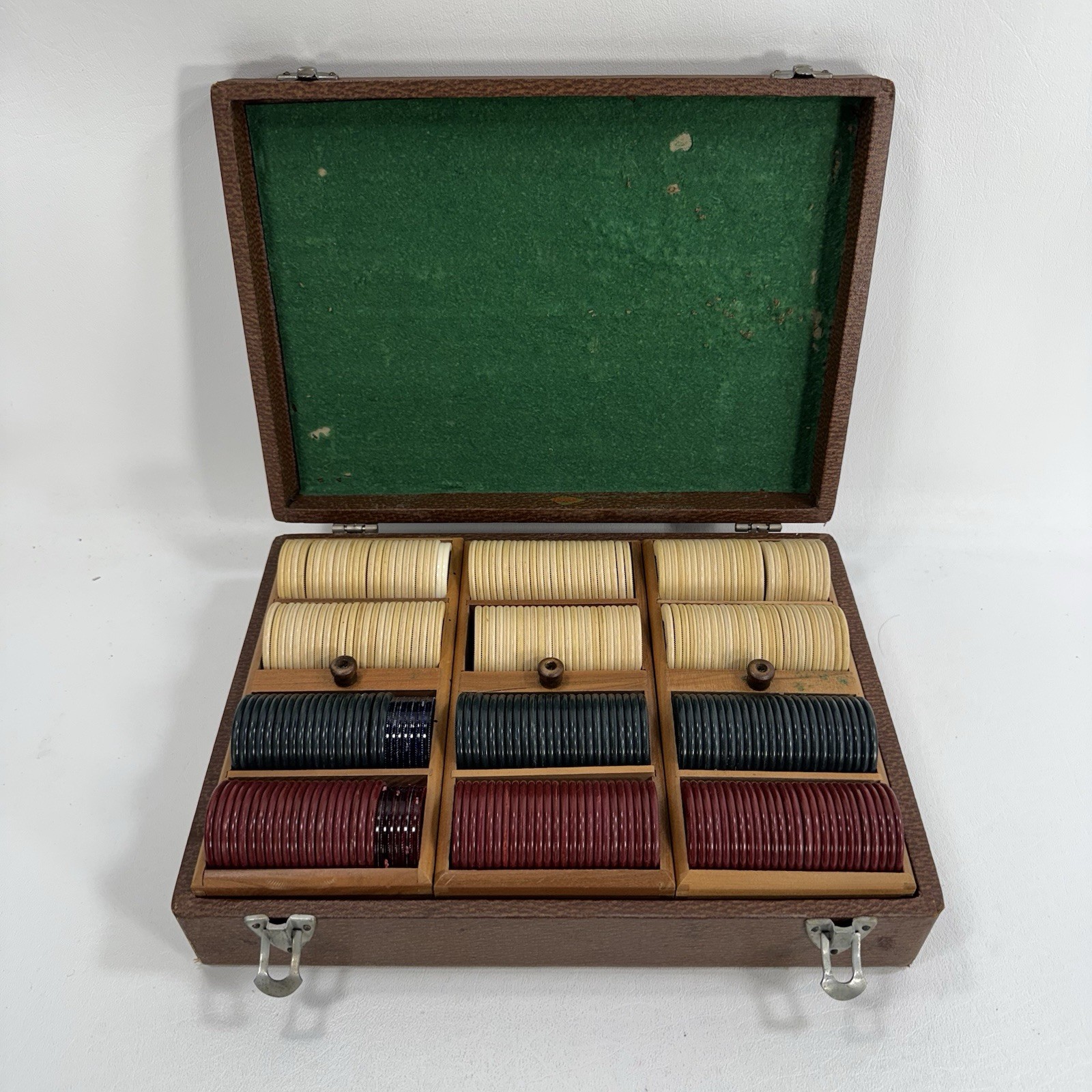Vintage 1960’s Lowe Games Poker Chips w/ Case - See Details
