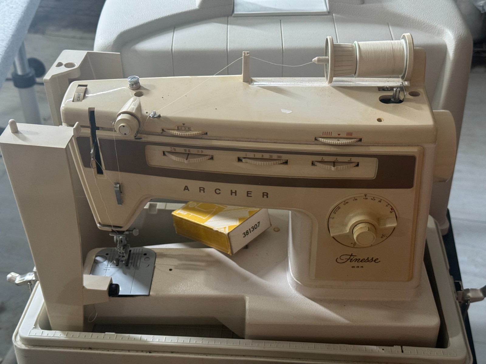 VTG Archer Finesse 834 Sewing Machine w/Case Free Arm Model w/Book Almond