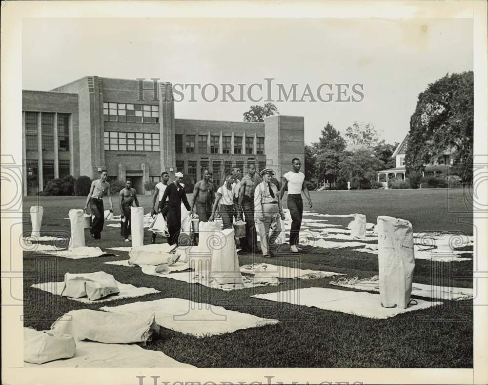 1942 Press Photo Navy trainees scrubbing their sea bags at Hampton Institute, VA