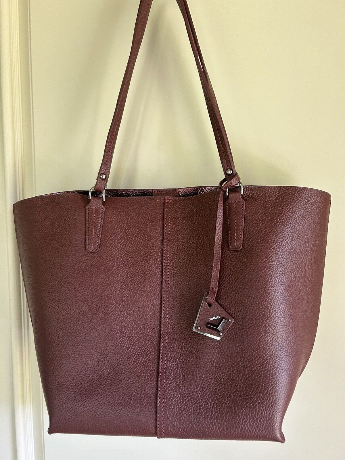 $248 NWOT BOTKIER LEATHER HUDSON TOTE W/ REMOVABLE POUCH & DUST BAG. BURGUNDY