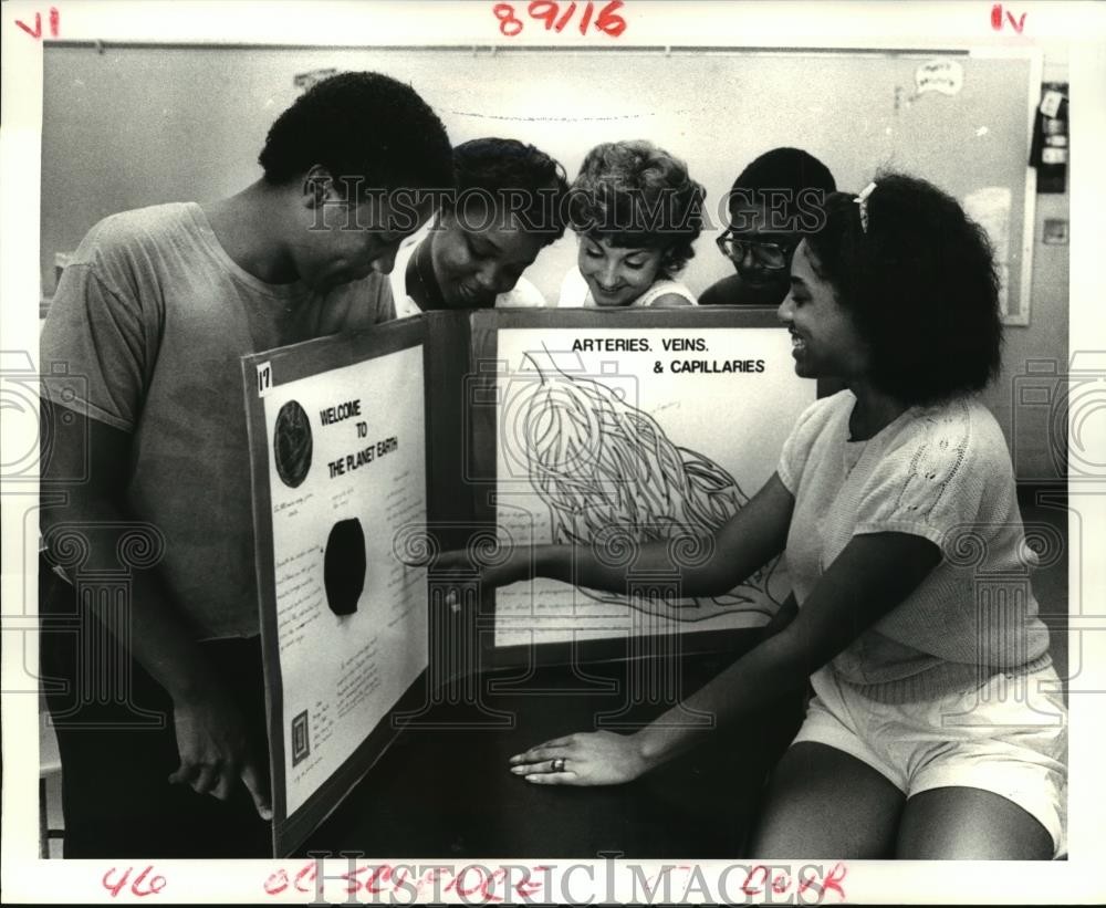 1985 Press Photo Marion Abramson Senior High School Mini Science Fair.