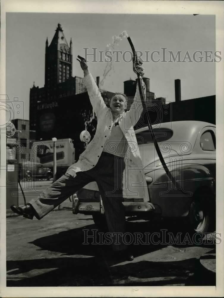 1945 Press Photo Carl Fearnaught during lifting of rationing of gasoline-Chicago
