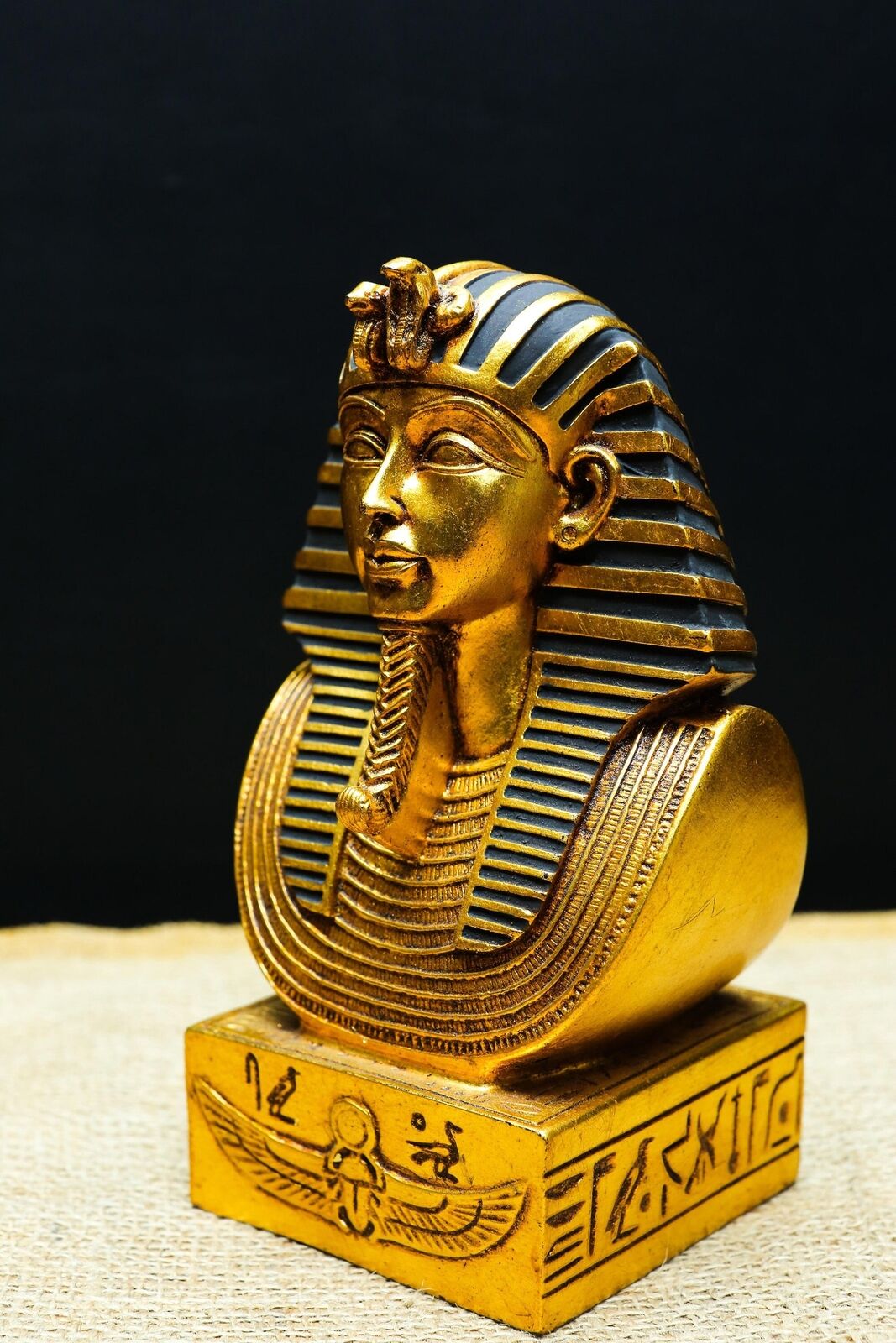 Spectacular King Tutankhamun - king Tutankhamun's statue