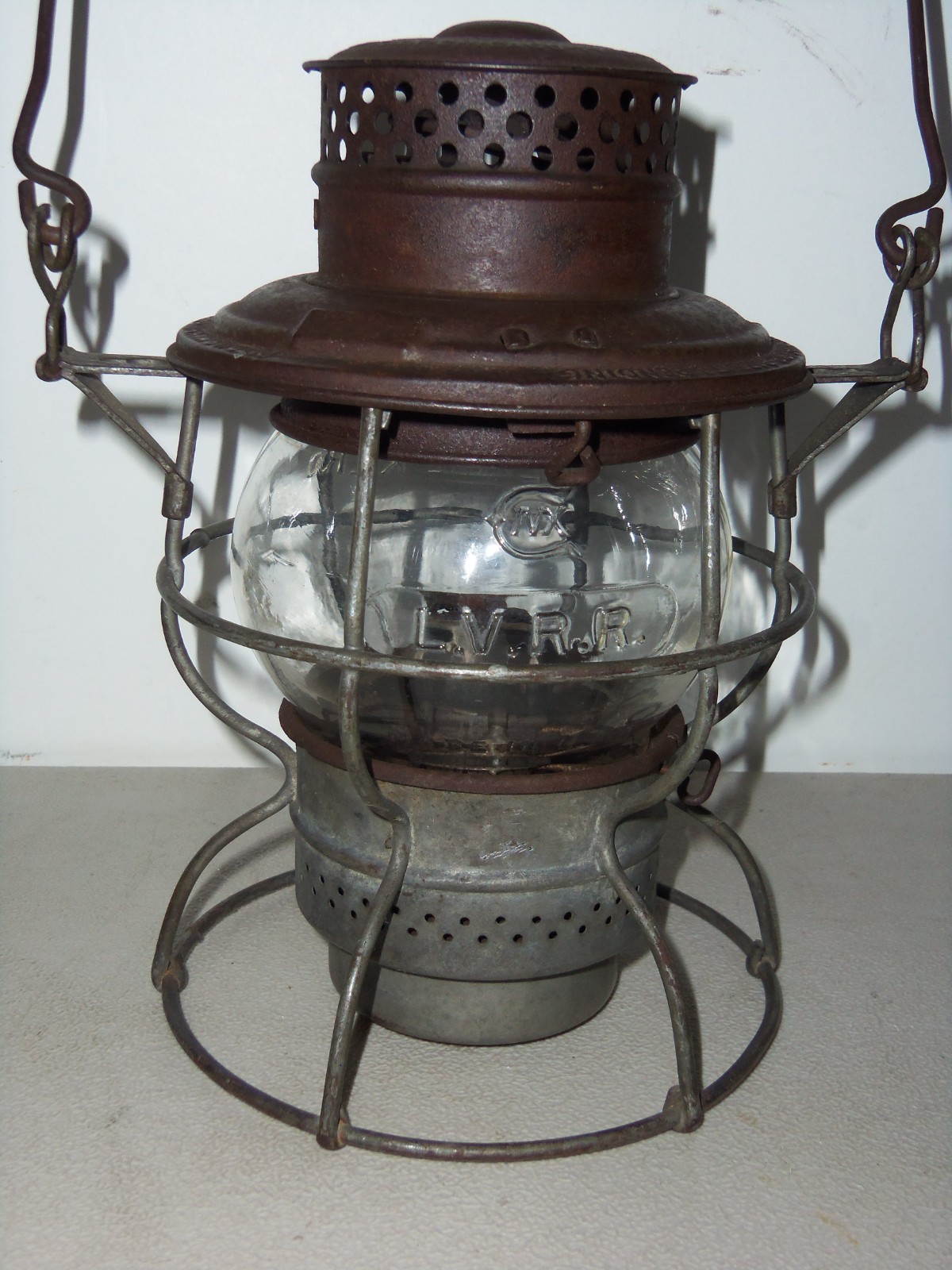 ANTIQUE L.V.R.R. RAILROAD ADLAKE 200 LANTERN WITH L.V.R.R. ADLAKE KERO GLOBE