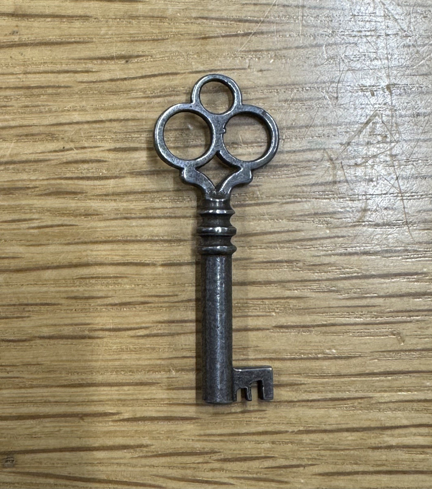 🌿 🗝Antique Hollow Barrel Skeleton Key Cloverleaf Bow Vintage Furniture 