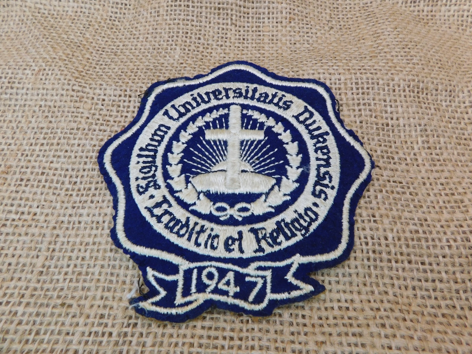 Vtg 1947 DUKE UNIVERSITY Patch Sigillum Universitatis Dukensis Eruditio et Reli