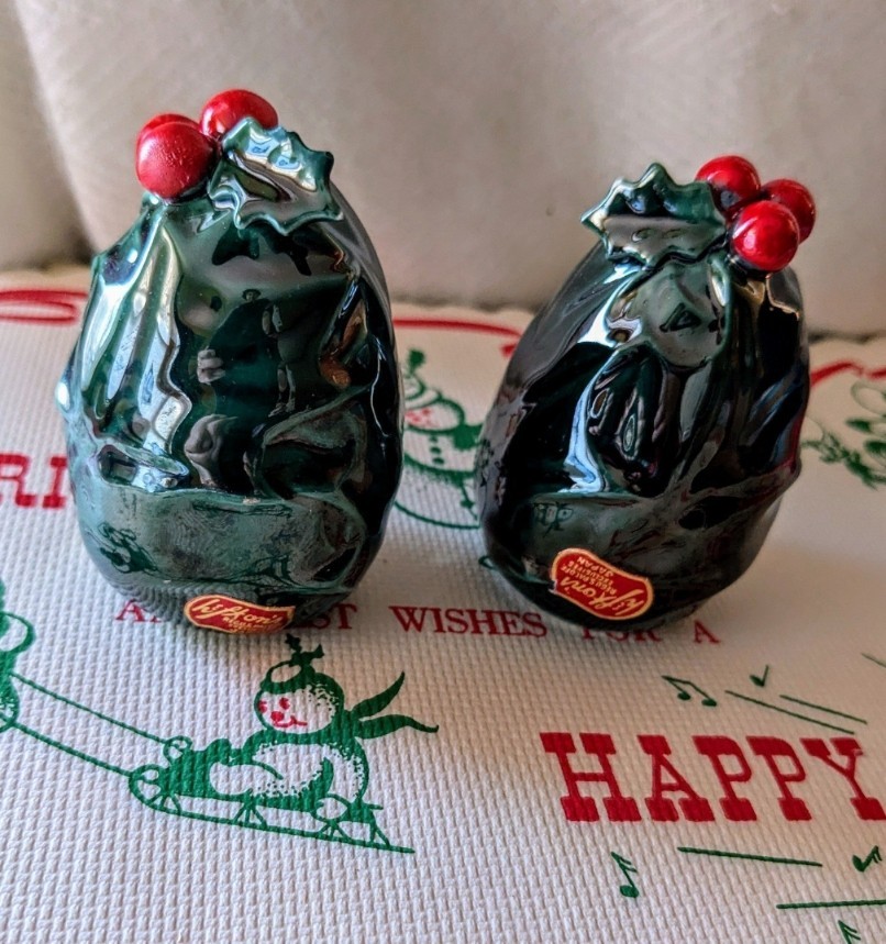 Vintage Lefton Holly Berry Christmas Salt & Pepper Shakers w/Box Japan MCM S&P