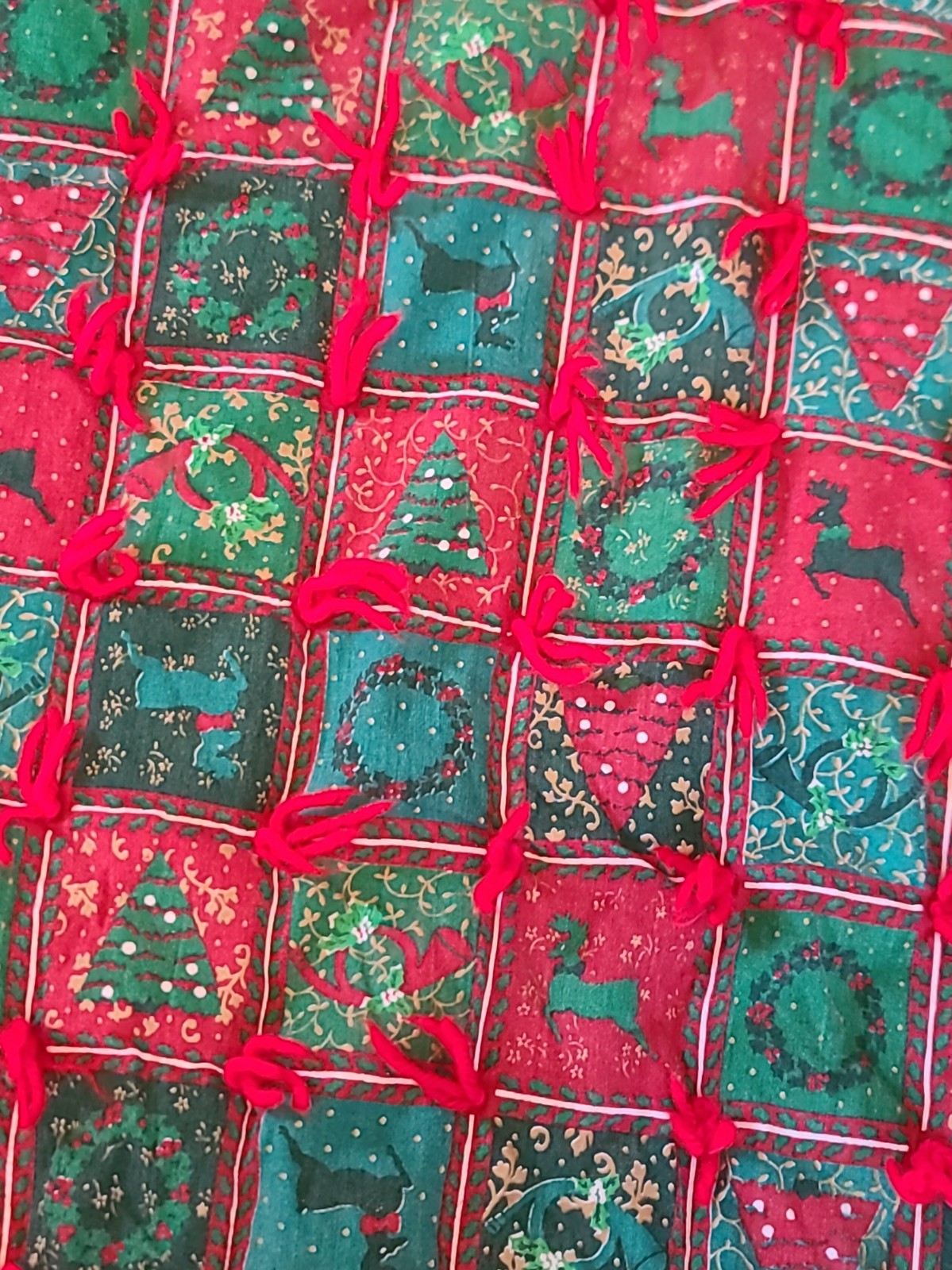 (A15) Vintage Christmas MCM Quilted Tree Skirt 50\