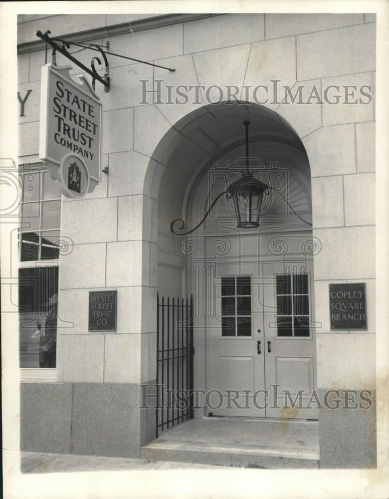 1951 Press Photo Exterior view of the State Street Trust Company Building-Boston