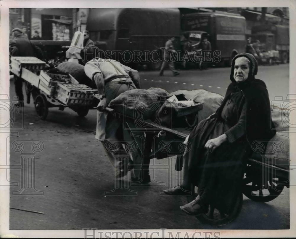 1951 Press Photo Old Woman On Potato Cart In Paris