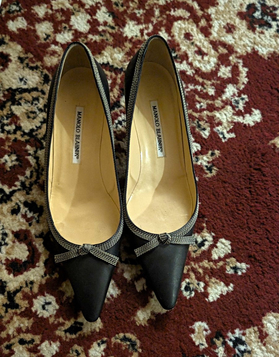 Manolo Blahnik Black Leather Pointed Toe Bow Pump Heels Women\'s US 9
