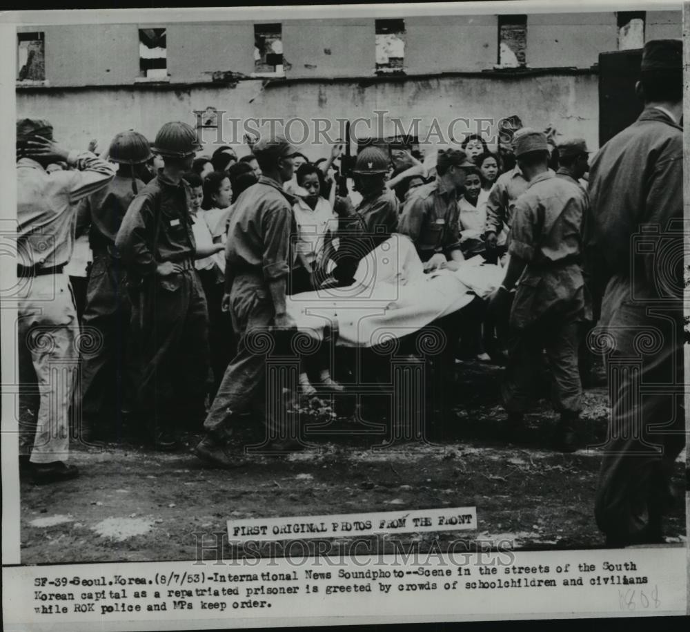 1953 Press Photo Seoul, a repatriated prisoner is greeted by crowds of civilians