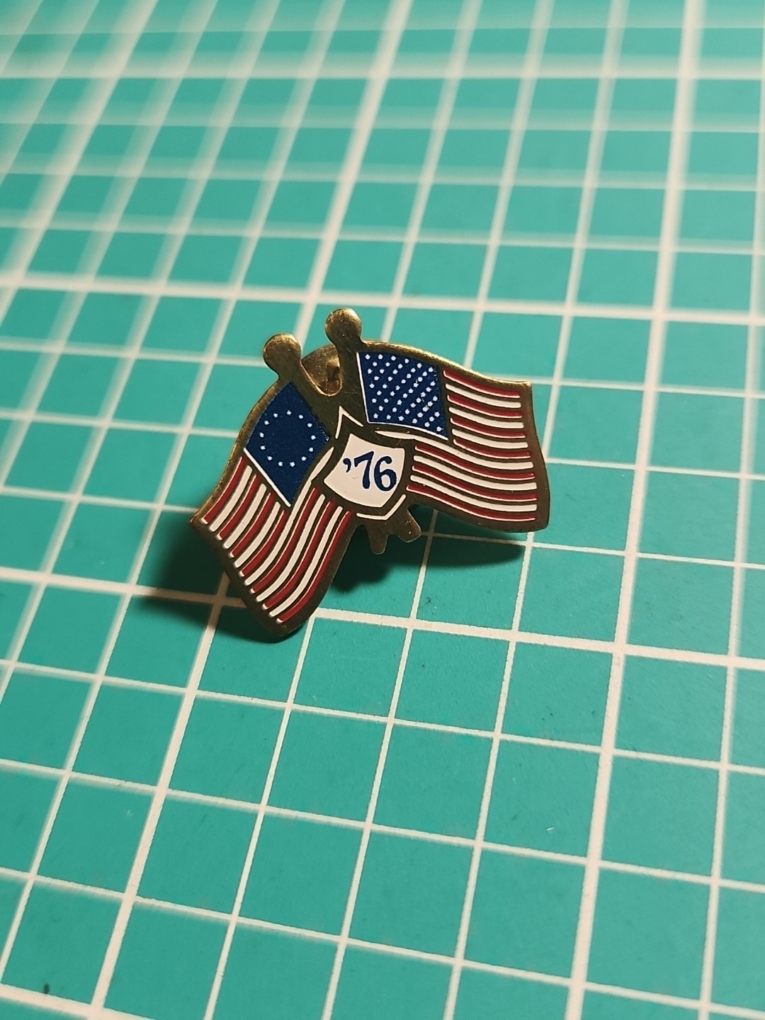 Vtg 1976 🇺🇸 USA Bicentennial Flag Gold Tone Lapel Pin