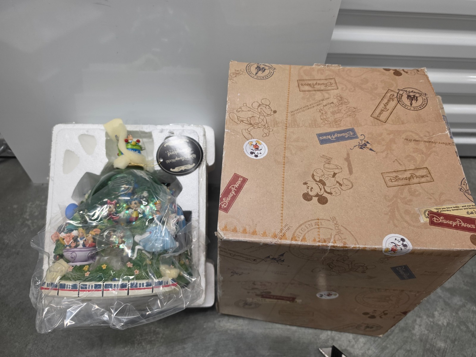 DISNEY FOUR PARKS ONE WORLD MONORAIL MUSICAL SNOW GLOBE PLAYS ZIP-A-DEE-DOO-DAH